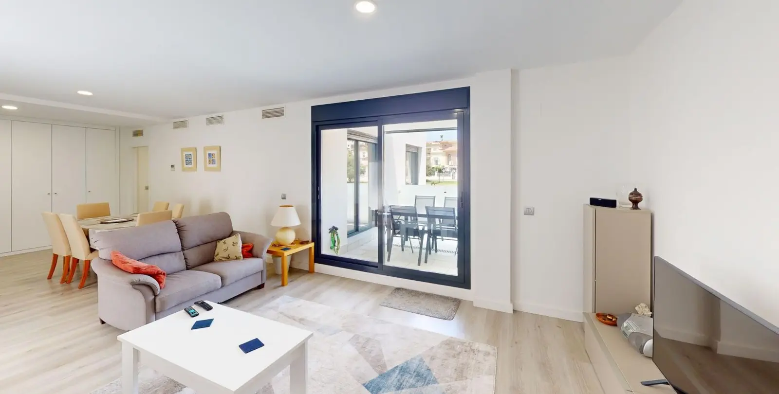 Sale of middle floor apartment in Caleta de Vélez 3