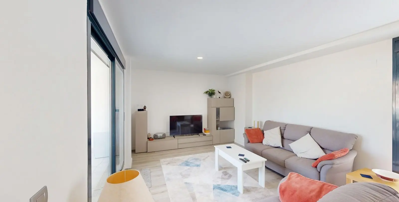 Sale of middle floor apartment in Caleta de Vélez 6