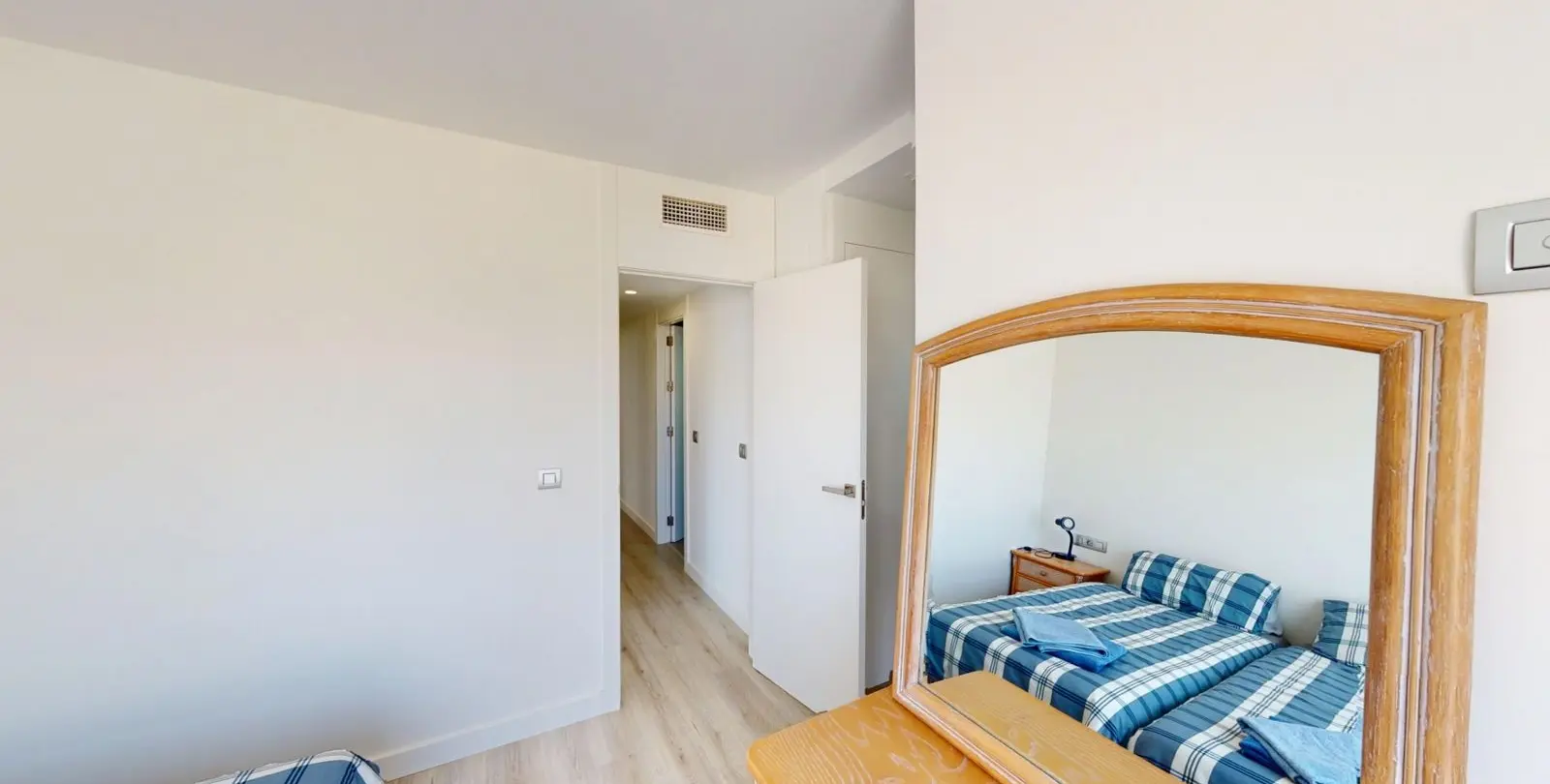 Sale of middle floor apartment in Caleta de Vélez 12