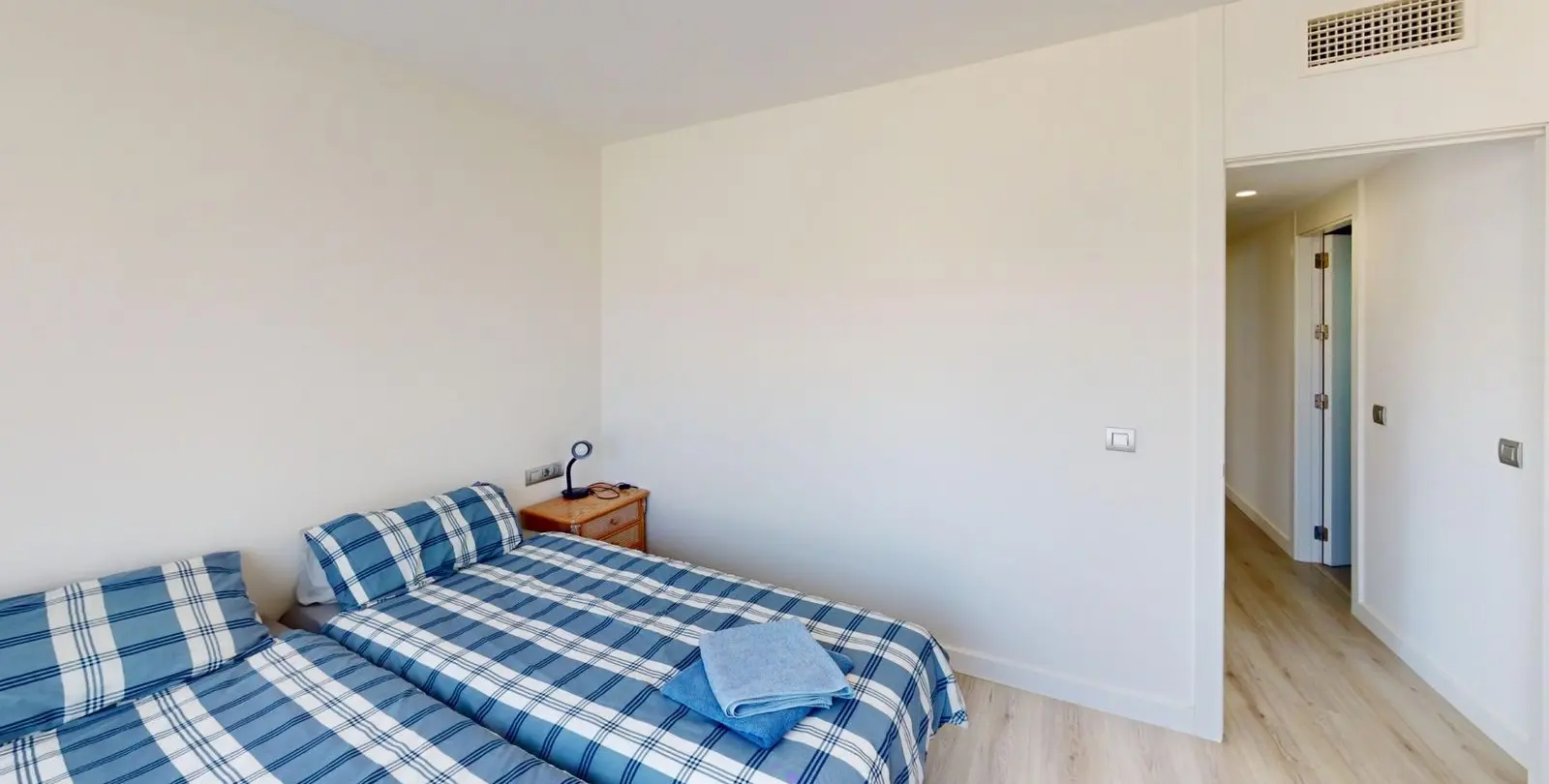 Sale of middle floor apartment in Caleta de Vélez 13