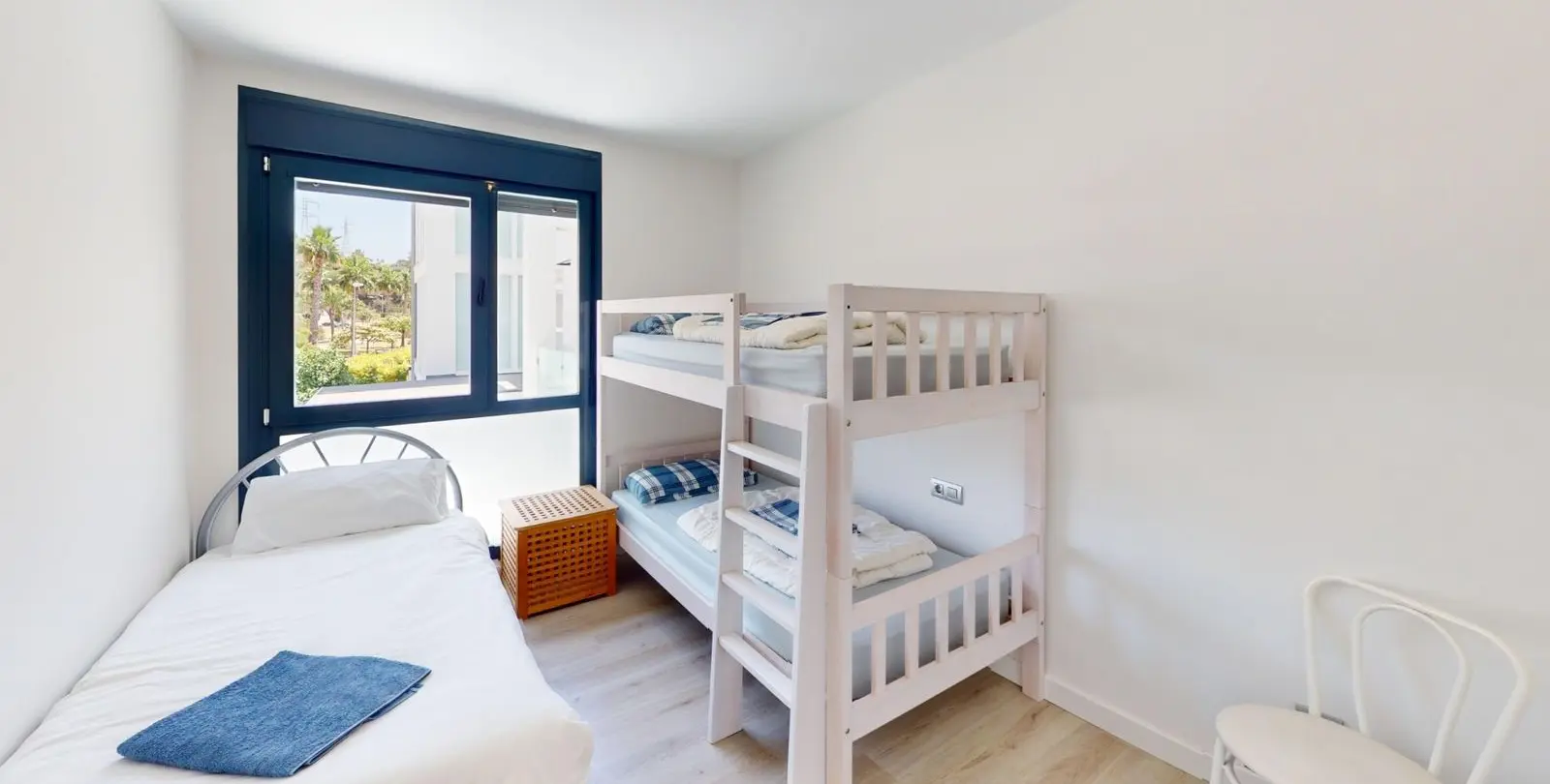 Sale of middle floor apartment in Caleta de Vélez 16
