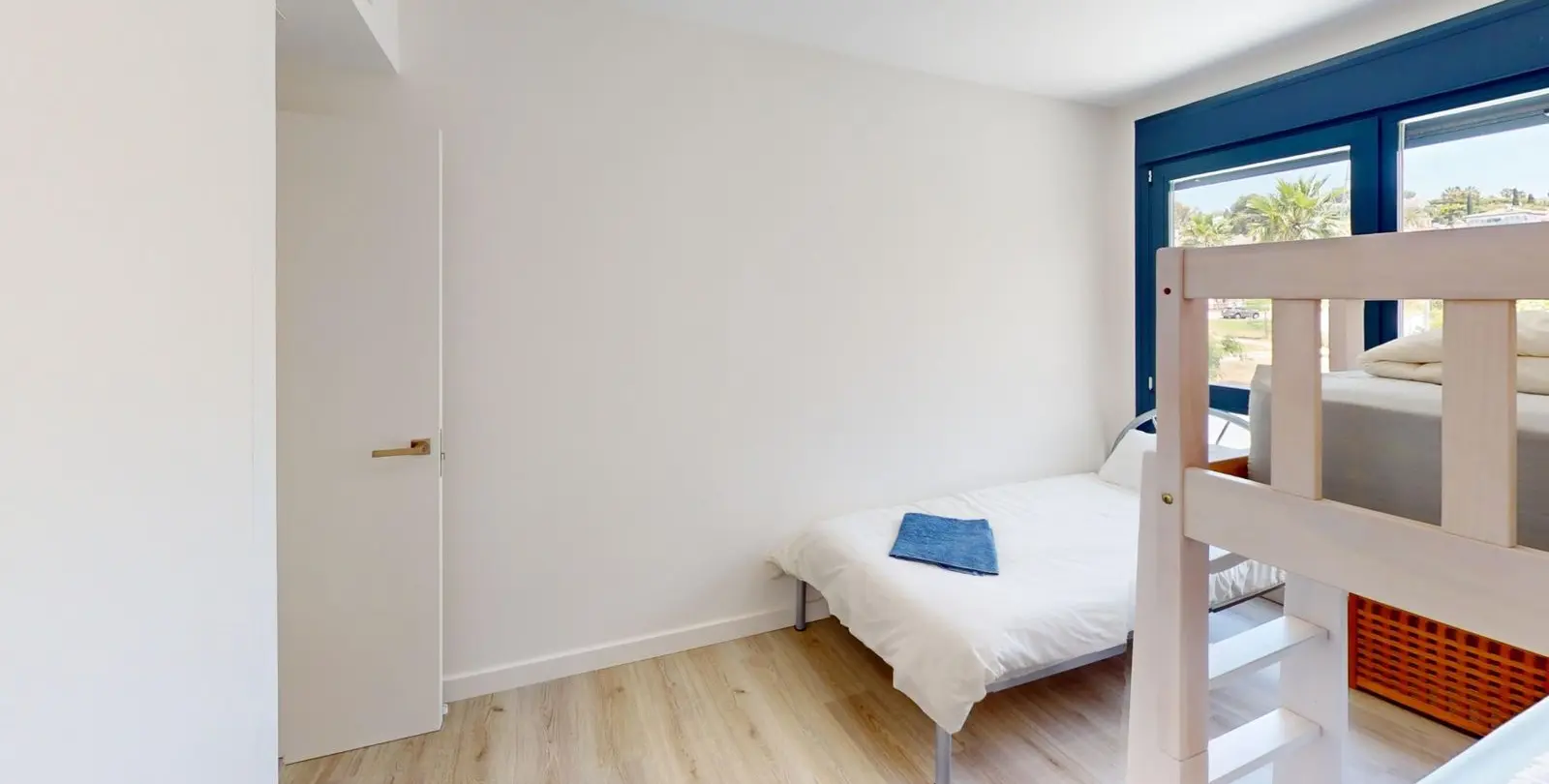 Sale of middle floor apartment in Caleta de Vélez 17