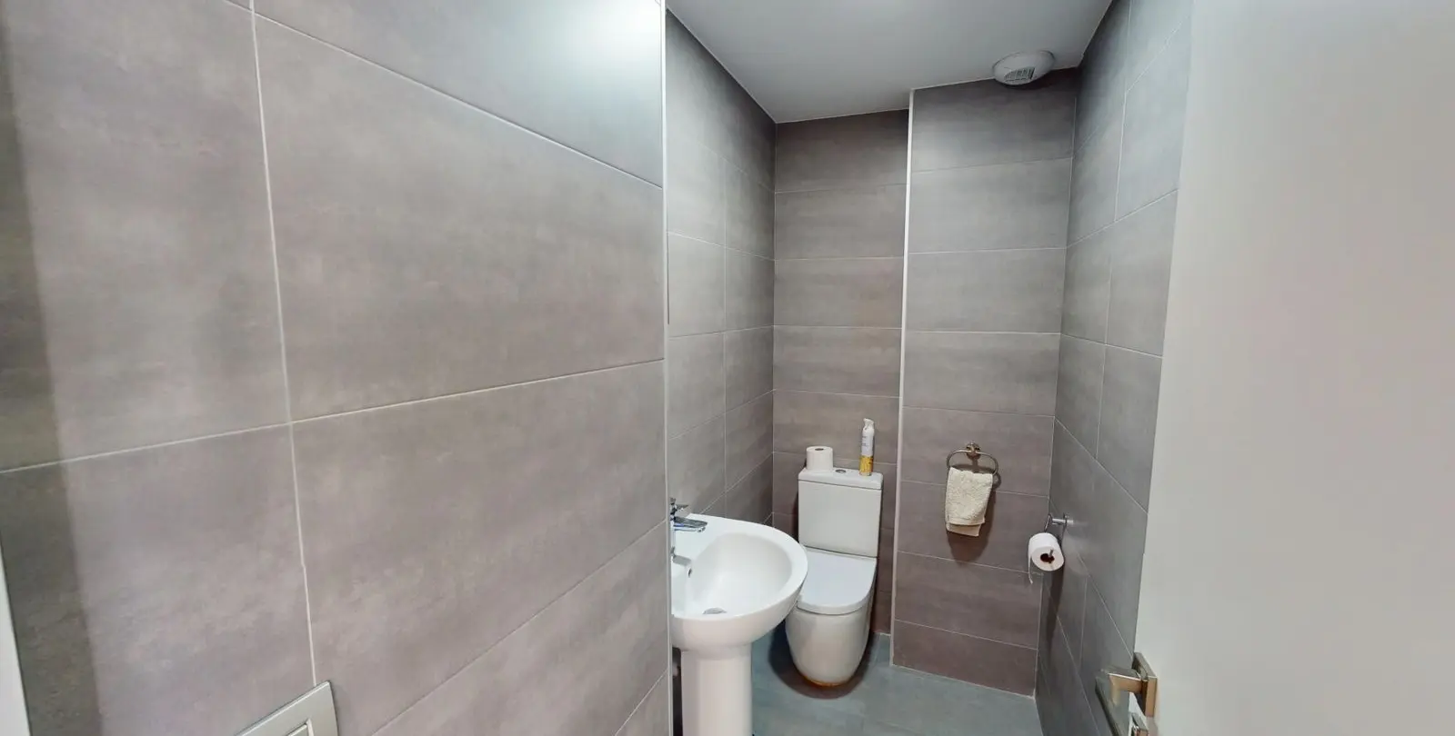 Sale of middle floor apartment in Caleta de Vélez 18