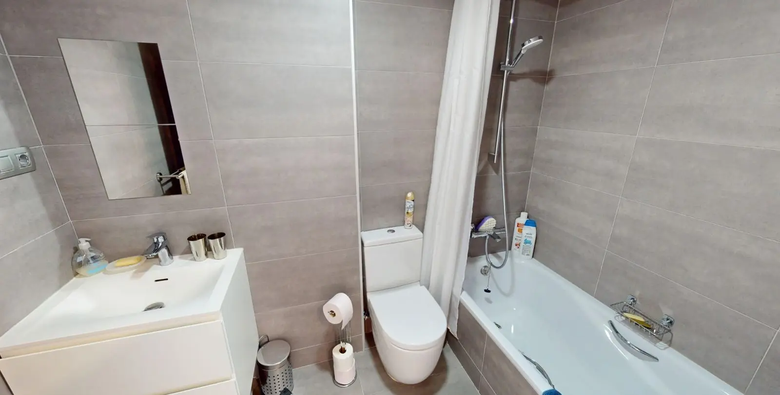 Sale of middle floor apartment in Caleta de Vélez 19