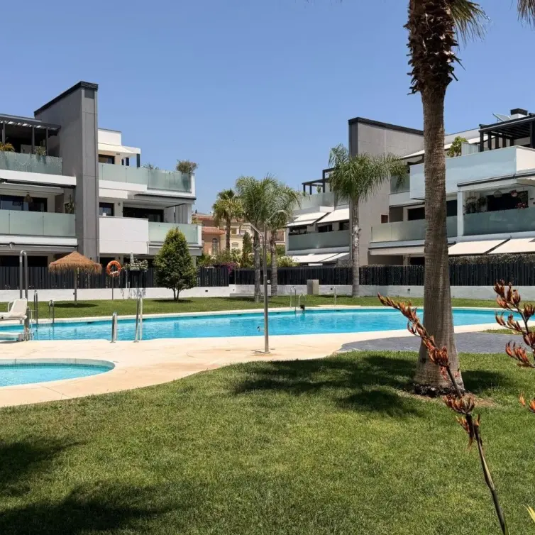Venta de apartamento en planta media en Caleta de Vélez