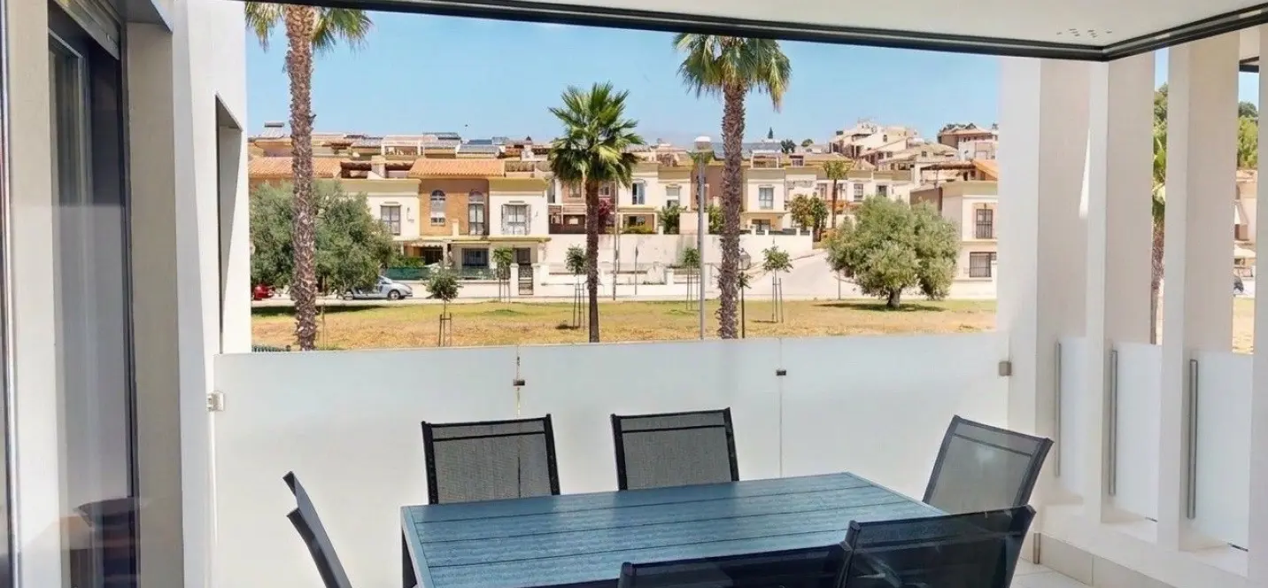 Venta de apartamento en planta media en Caleta de Vélez 1