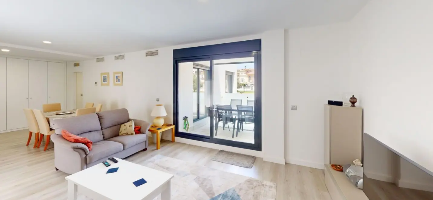 Venta de apartamento en planta media en Caleta de Vélez 2