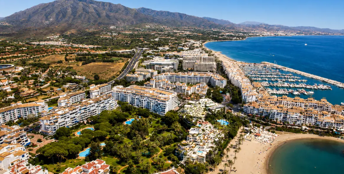 Venta de apartamento en planta baja en Puerto Banús 1