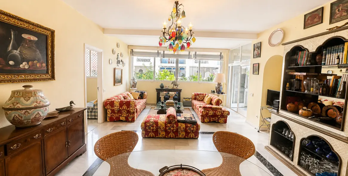 Venta de apartamento en planta baja en Puerto Banús 3