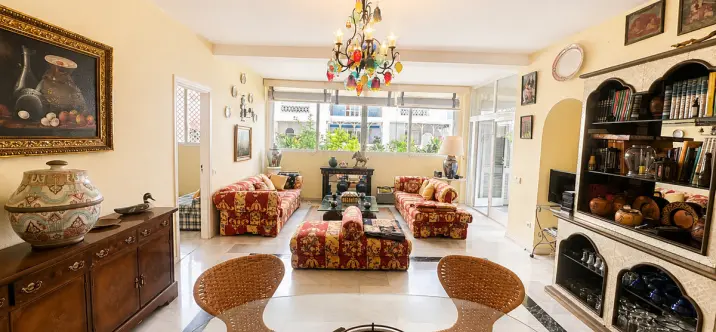 Venta de apartamento en planta baja en Puerto Banús 2