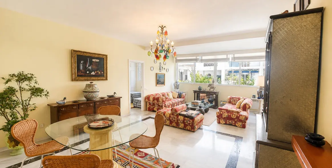 Venta de apartamento en planta baja en Puerto Banús 6