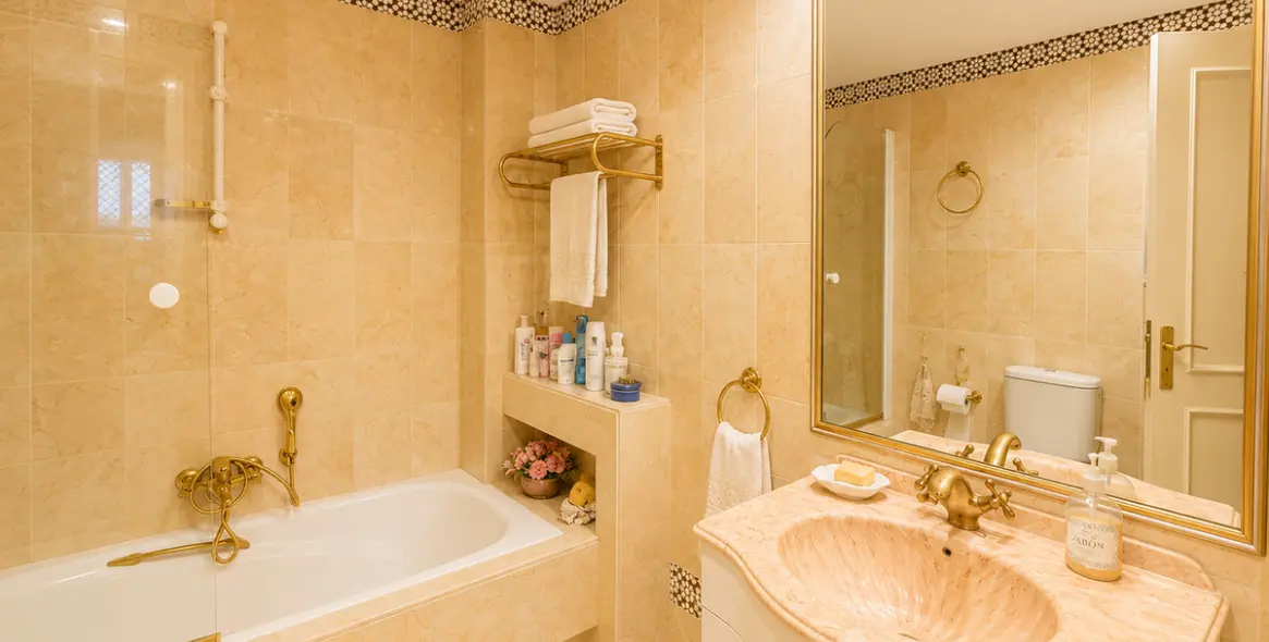 Venta de apartamento en planta baja en Puerto Banús 15