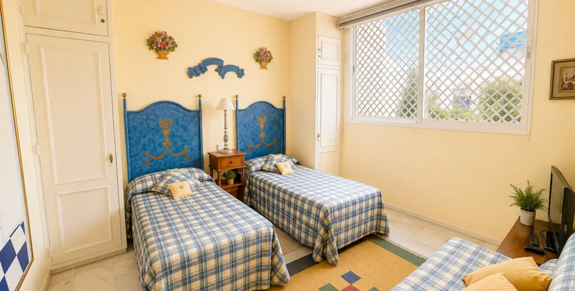 Venta de apartamento en planta baja en Puerto Banús 16