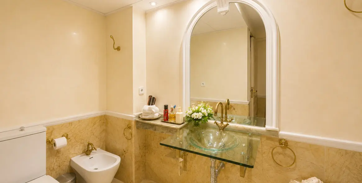 Venta de apartamento en planta baja en Puerto Banús 18