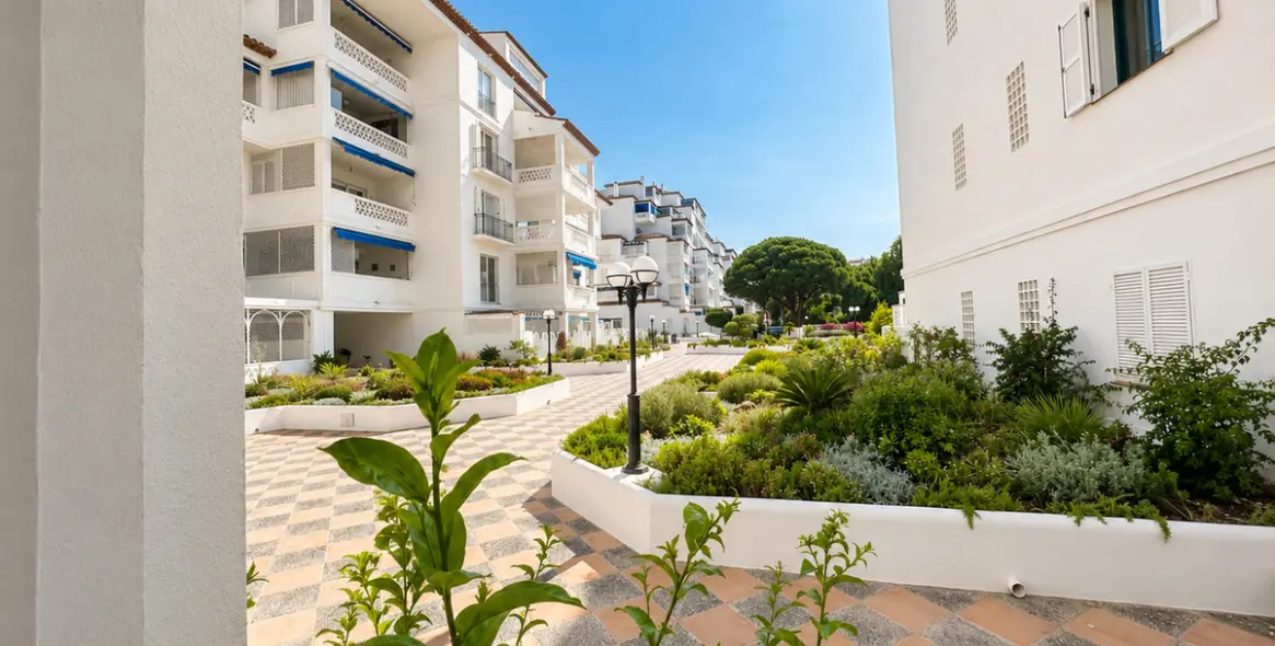 Venta de apartamento en planta baja en Puerto Banús 22