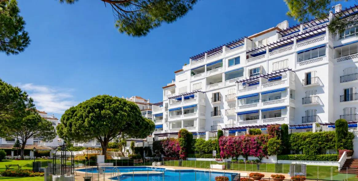 Venta de apartamento en planta baja en Puerto Banús 23
