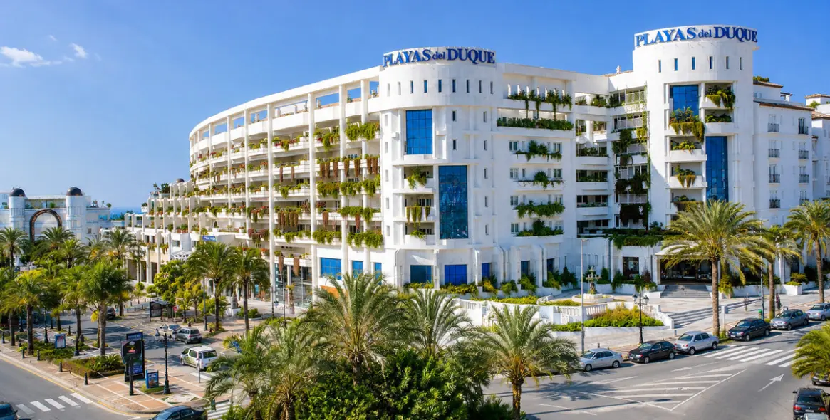 Venta de apartamento en planta baja en Puerto Banús 24