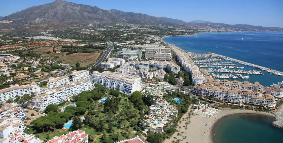 Venta de apartamento en planta baja en Puerto Banús 25