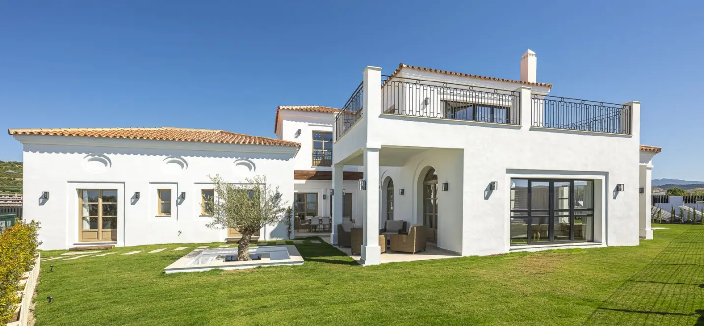 Продажа  отдельно стоящей виллы в Estepona 0