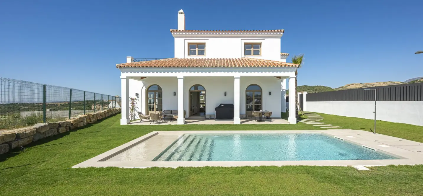 Продажа  отдельно стоящей виллы в Estepona 2