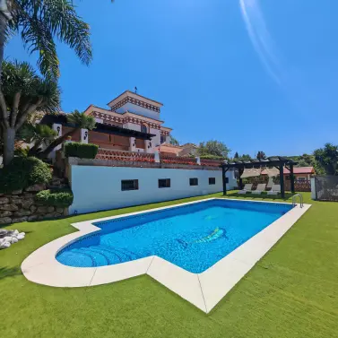 Venta de villa independiente en Elviria