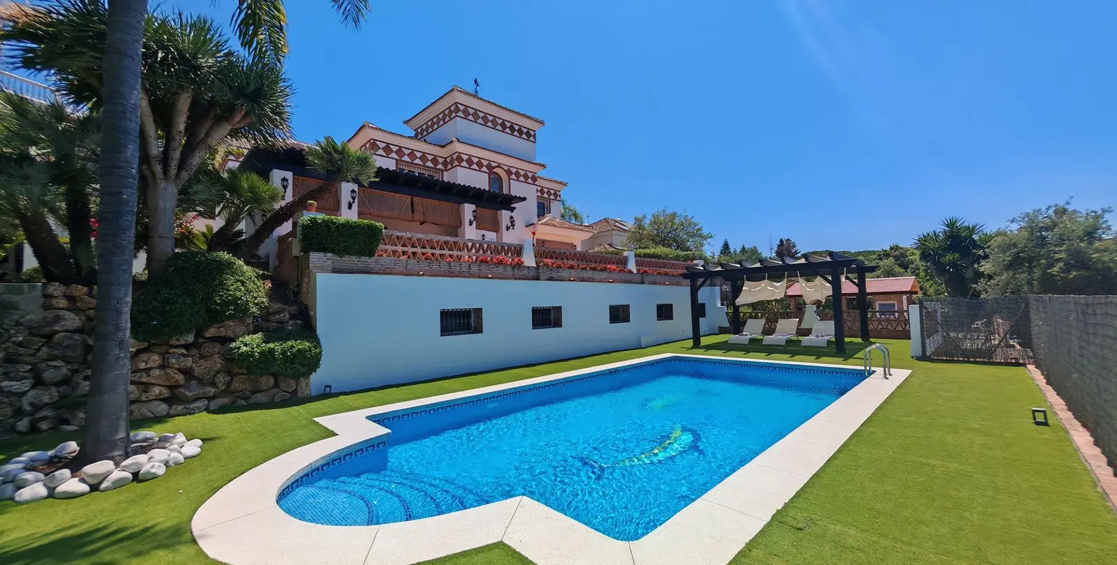 Продажа  отдельно стоящей виллы в Elviria 2