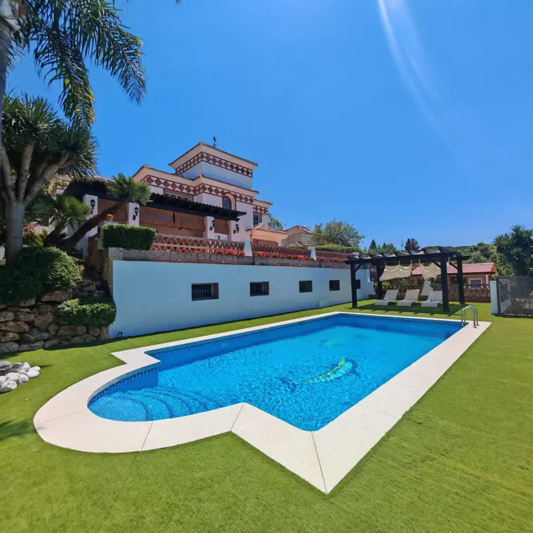 Venta de villa independiente en Elviria