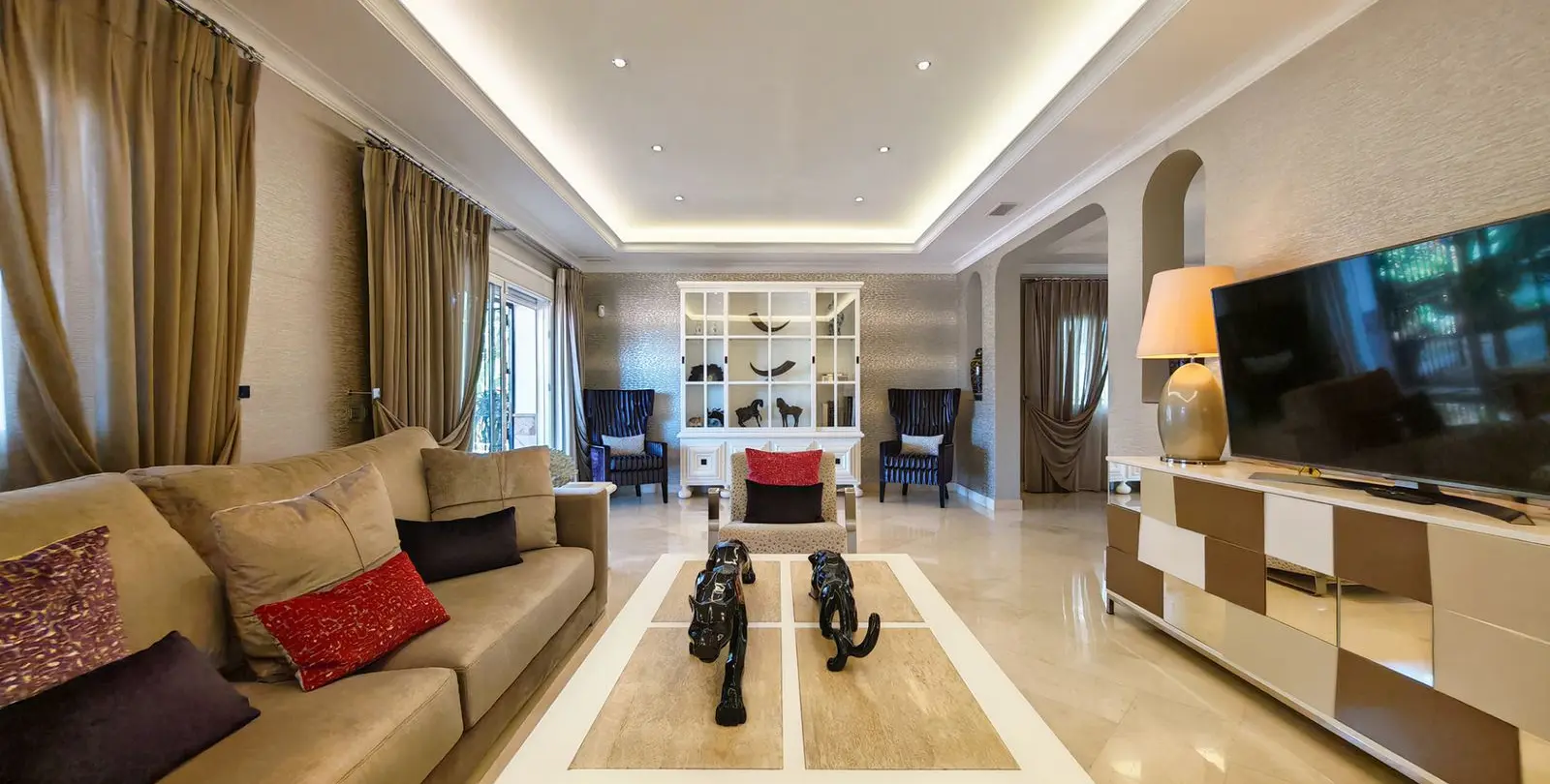 Продажа  отдельно стоящей виллы в Elviria 3