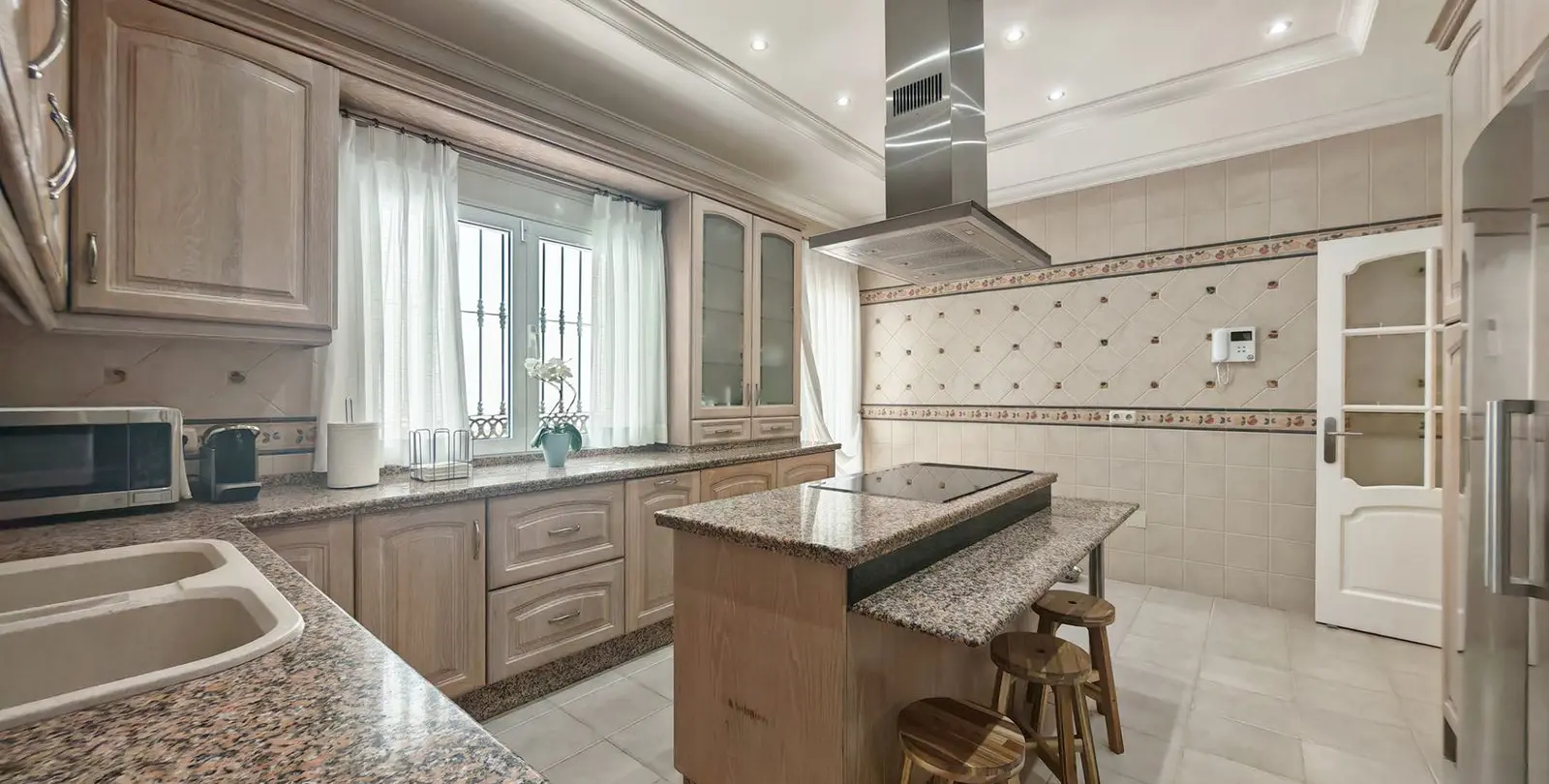 Продажа  отдельно стоящей виллы в Elviria 8
