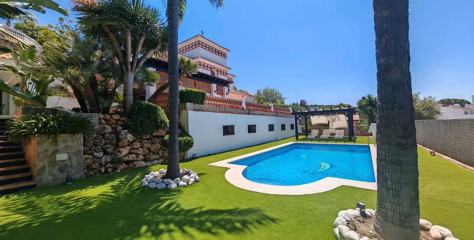 Продажа  отдельно стоящей виллы в Elviria 32