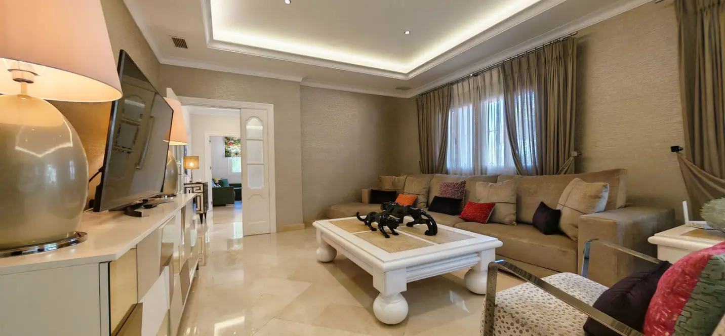Sale of detached villa in Elviria 3