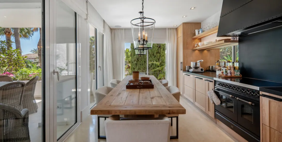 Venta de apartamento en planta media en The Golden Mile 9