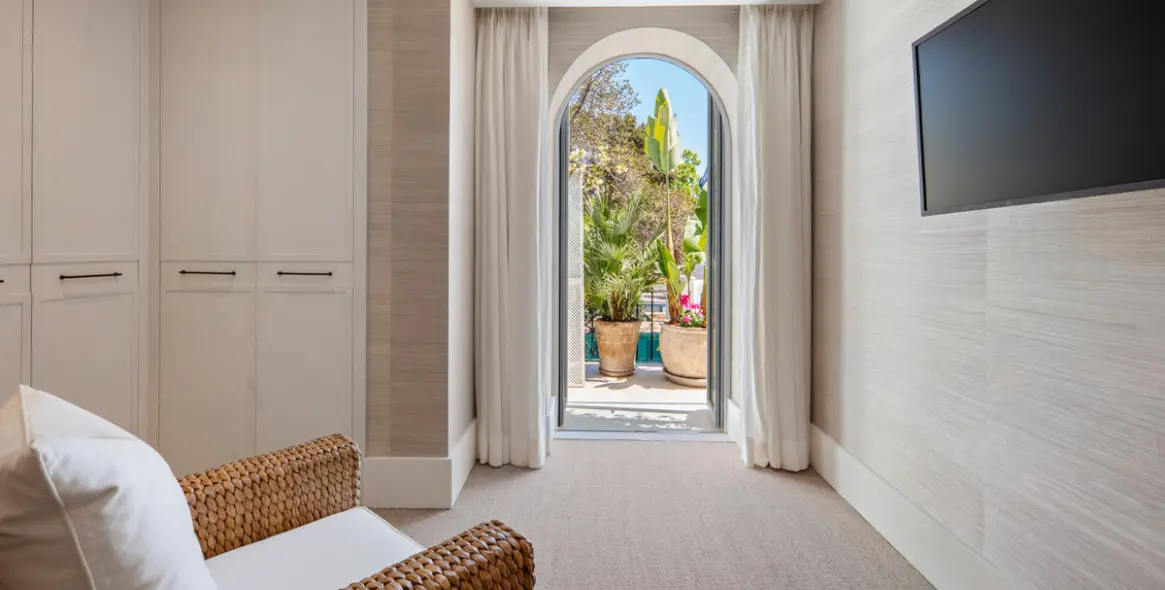 Venta de apartamento en planta media en The Golden Mile 17