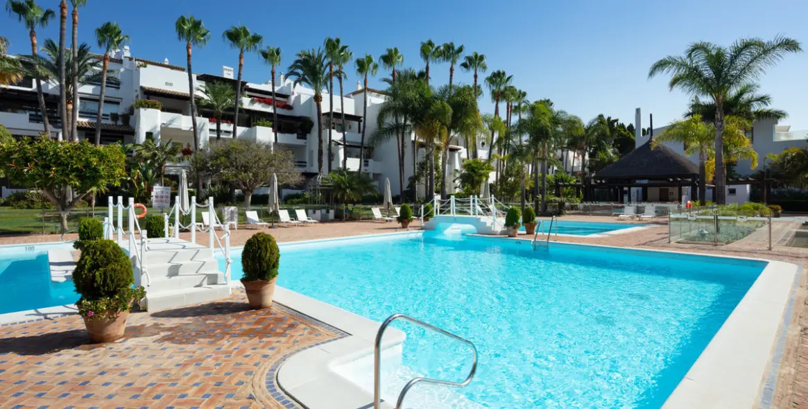 Venta de apartamento en planta media en The Golden Mile 24