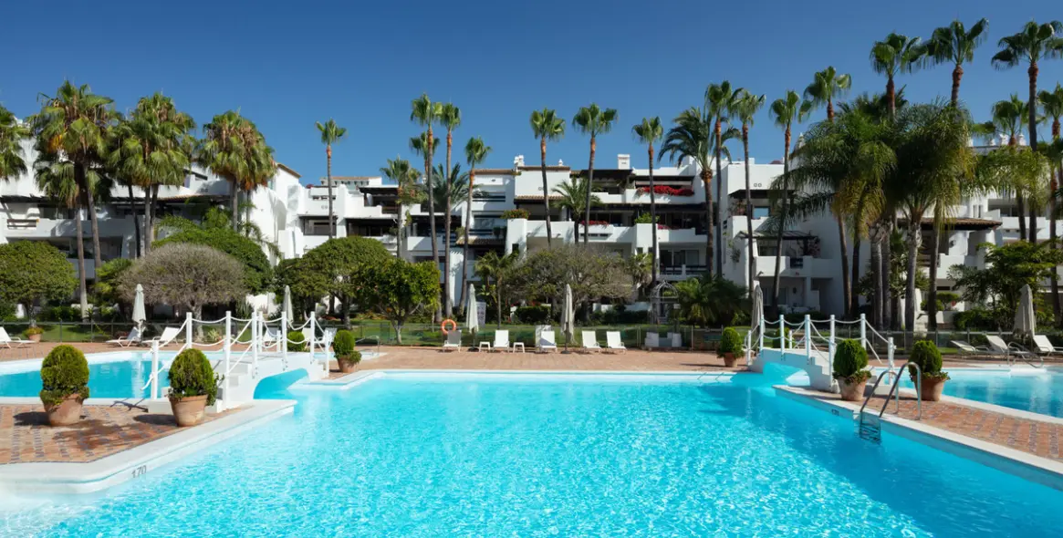 Venta de apartamento en planta media en The Golden Mile 25