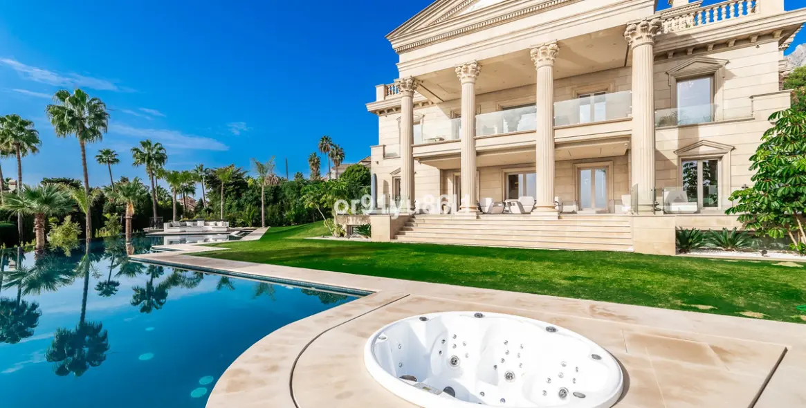 Venta de villa independiente en Sierra Blanca 30