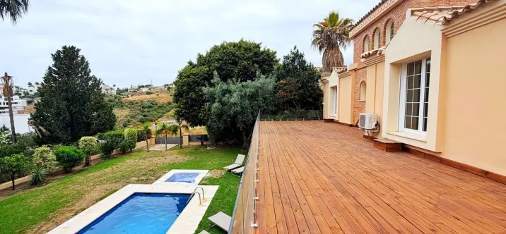 Long-term rent of detached villa in El Paraiso 0