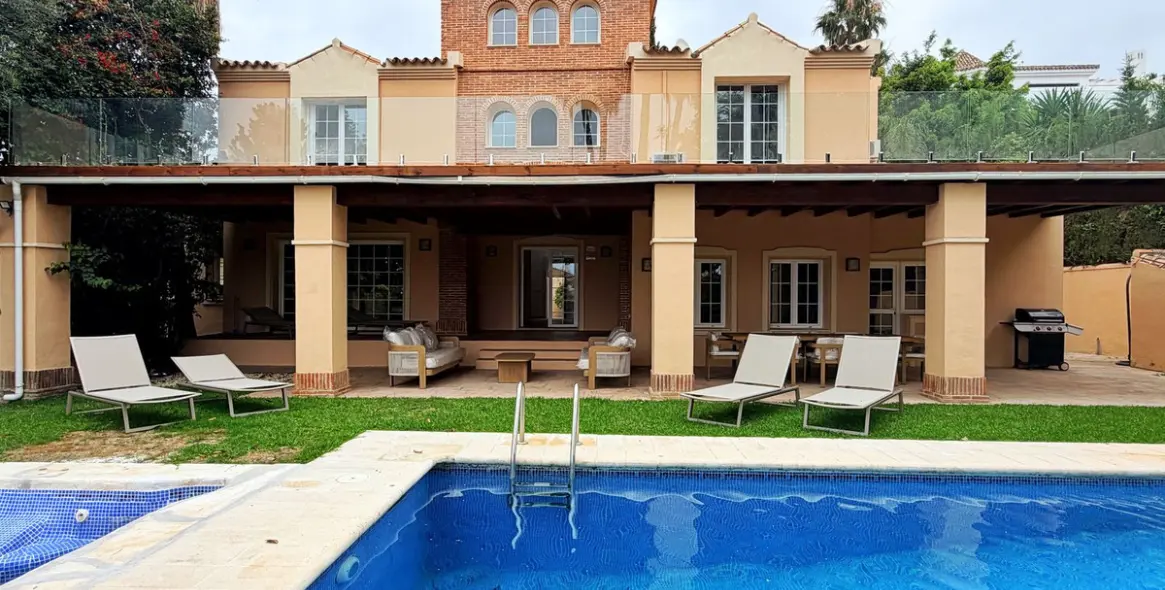 Long-term rent of detached villa in El Paraiso 2