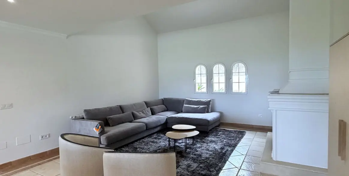 Long-term rent of detached villa in El Paraiso 5