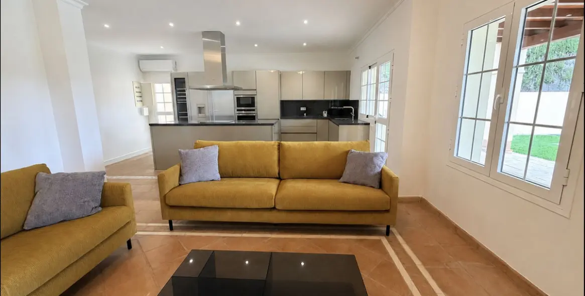 Long-term rent of detached villa in El Paraiso 9