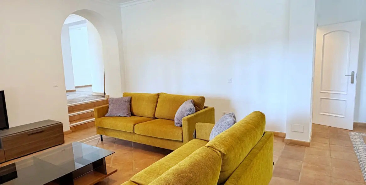 Long-term rent of detached villa in El Paraiso 10