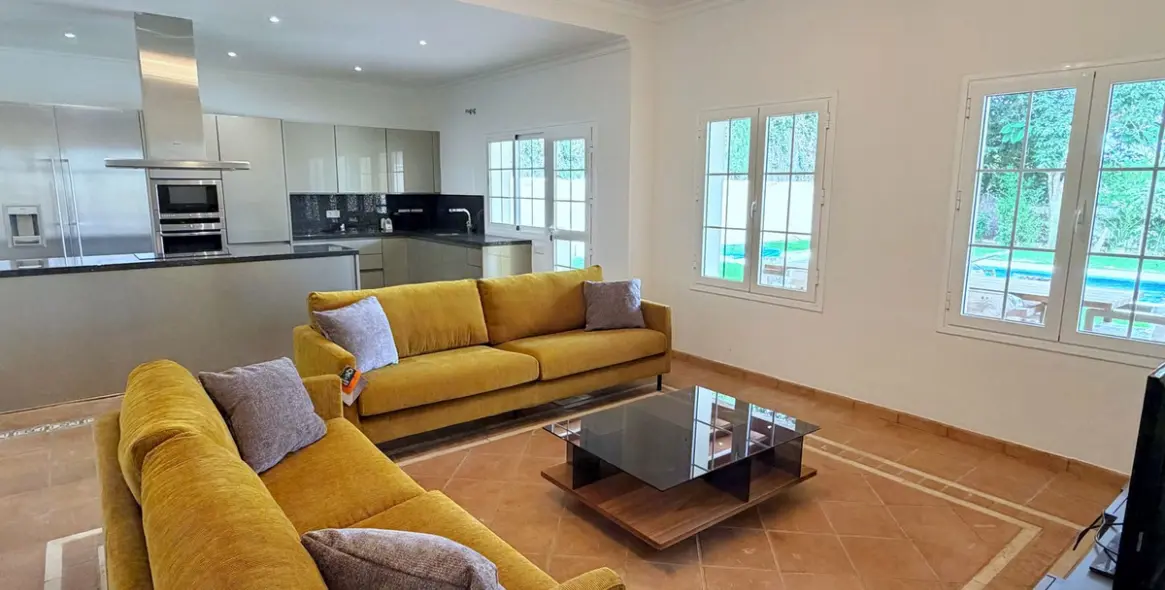 Long-term rent of detached villa in El Paraiso 11