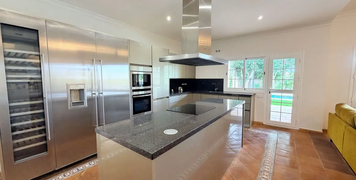 Long-term rent of detached villa in El Paraiso 12