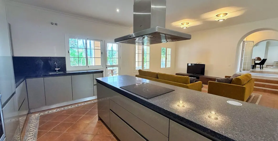 Long-term rent of detached villa in El Paraiso 13