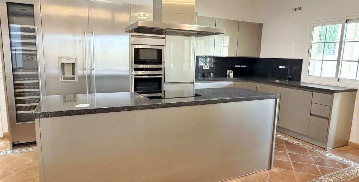 Long-term rent of detached villa in El Paraiso 14
