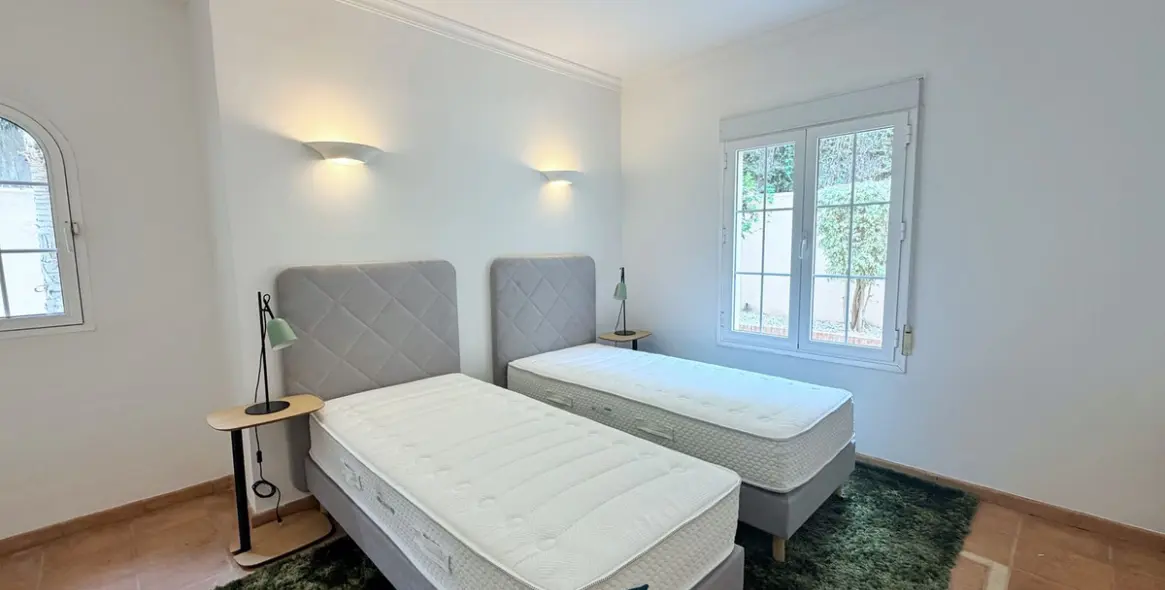 Long-term rent of detached villa in El Paraiso 22
