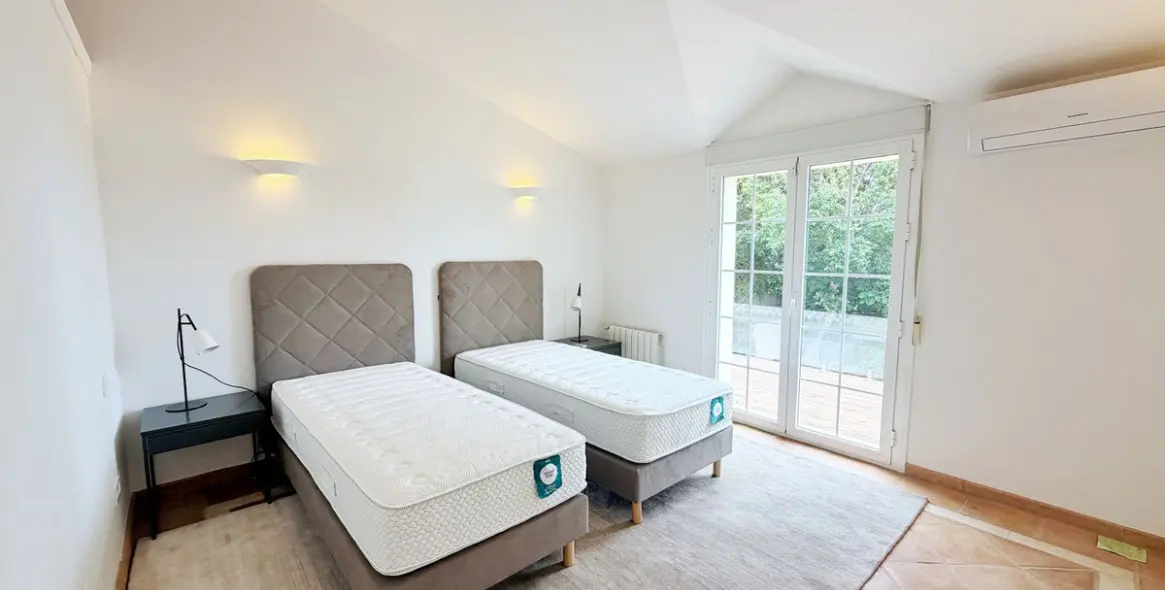 Long-term rent of detached villa in El Paraiso 24