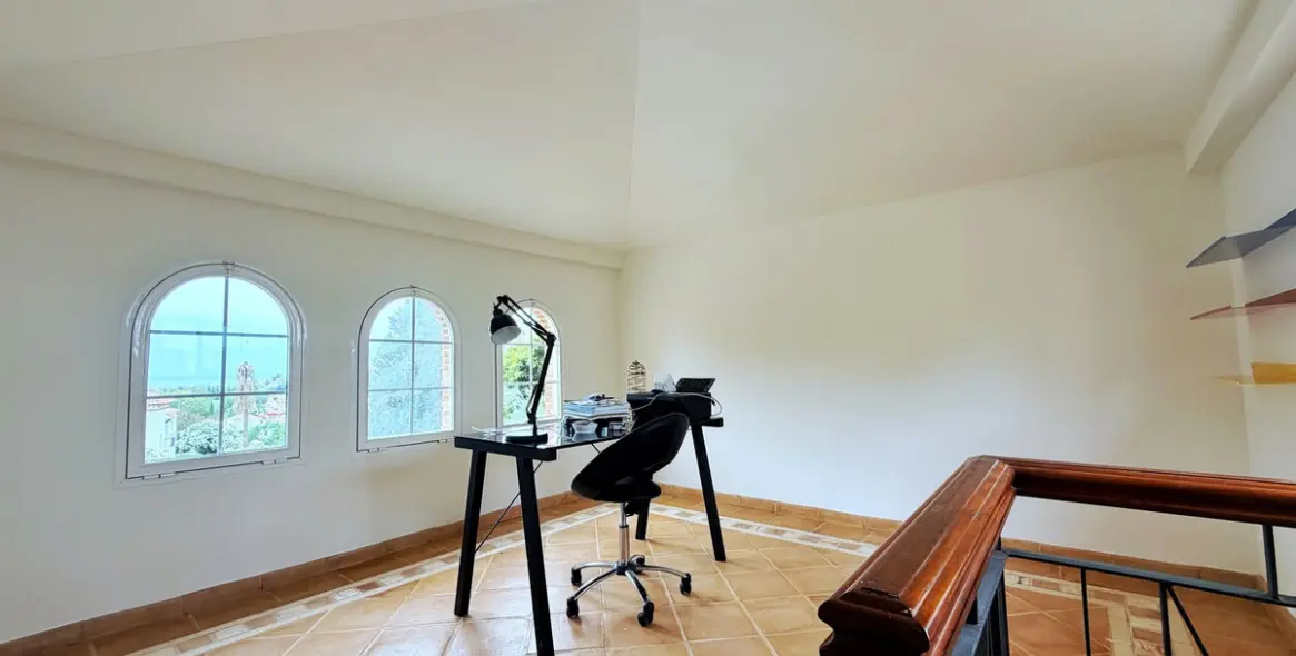 Long-term rent of detached villa in El Paraiso 25