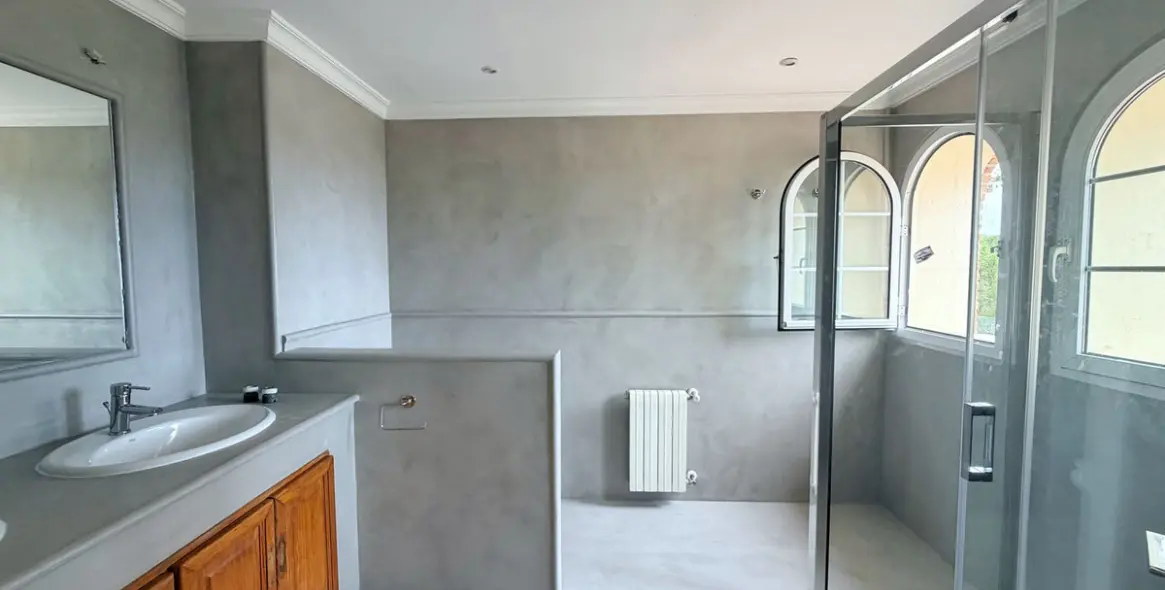Long-term rent of detached villa in El Paraiso 28