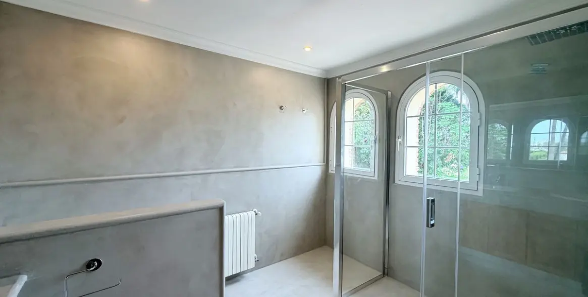 Long-term rent of detached villa in El Paraiso 30